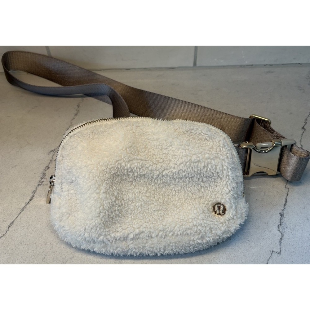 Lululemon Everywhere Fleece Belt Bag 1L Sherpa Crossbody Ivory Trench Gold - Picture 3 of 8